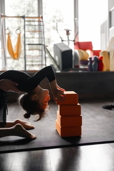 Anak Usia Prasekolah Melakukan Latihan Peregangan Studio Menari Atau Yoga Stok Foto Bebas Royalti