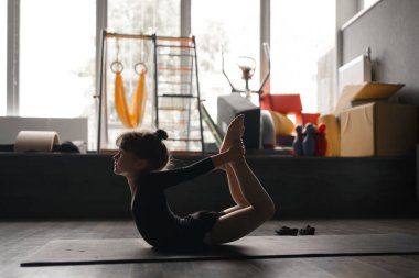 Küçük bir kız çocuğu esneme egzersizleri yapıyor. Eğitimli ve jimnastik eğitimi alıyor. Yüksek kalite fotoğraf