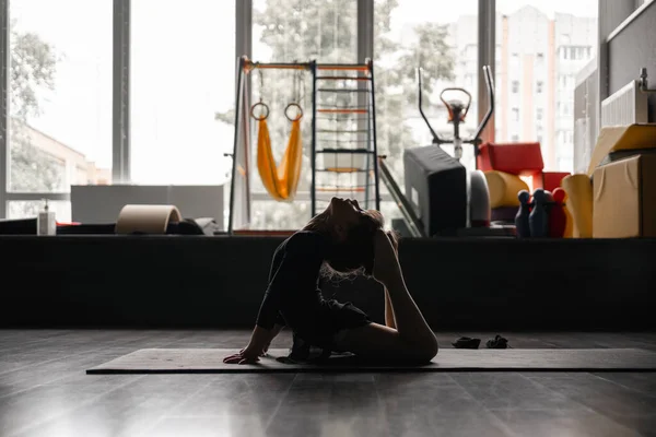 Дитяча Дівчинка Займається Гімнастикою Позує Розтяжкою Назад Навчальному Класі Здоровий — стокове фото