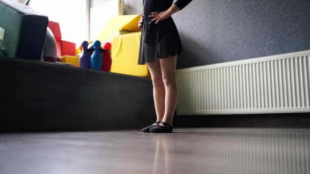 Крупный План Детских Ног Танцевальной Обуви Полу Студии Уроки Танцев — стоковое видео