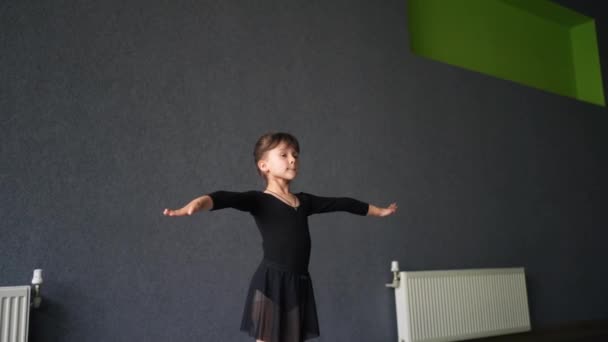 小女孩穿着黑色运动服站在舞蹈演播室里训练姿势 5岁的学龄前儿童 健康的身体发展 高质量的照片 — 图库视频影像