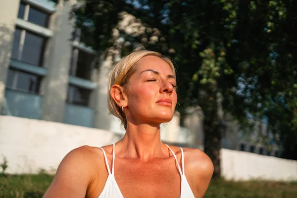 Portrait Beautiful Woman Closed Eyes Enjoys Sunset Light Outdoors Mental — Stock Photo, Image