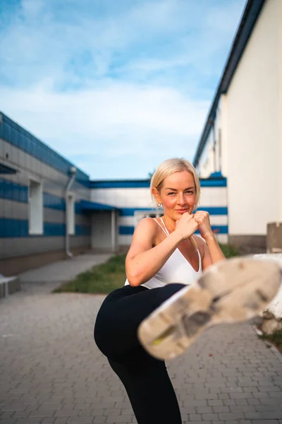 Доросла Красива Блондинка Робить Бокс Вправи Тренування Відкритому Повітрі Боксерський — стокове фото