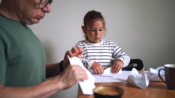 Отец Девочка Вместе Занимаются Искусством Оригами Современное Родительство Выходные Образовательные — стоковое видео
