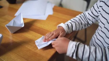 Baba ve çocuk birlikte origami yapıyorlar. Modern ebeveynlik, hafta sonu evde eğitim aktiviteleri. - Evet. Yüksek kalite 4k görüntü