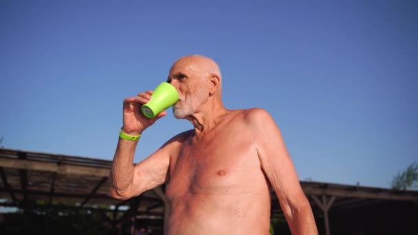 Bărbat Alb Vârstă Ani Barba Relaxându Lângă Piscină Într Fierbinte — Videoclip de stoc