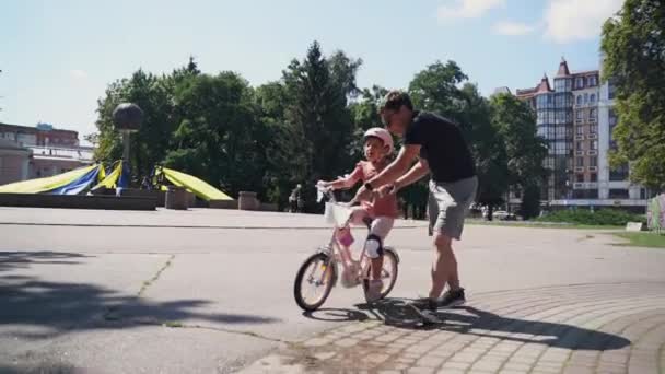 Padre Enseñando Niña Montar Bicicleta Aire Libre Parque Involucrado Padre — Vídeos de Stock