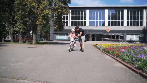 Vater Lehrt Mädchen Radfahren Freien Einem Park Involvierte Praktische Vater — Stockvideo