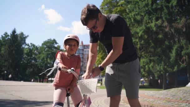 Vader Geeft Kindermeisje Fietsles Een Park Betrokken Hands Vader Krijgen — Stockvideo