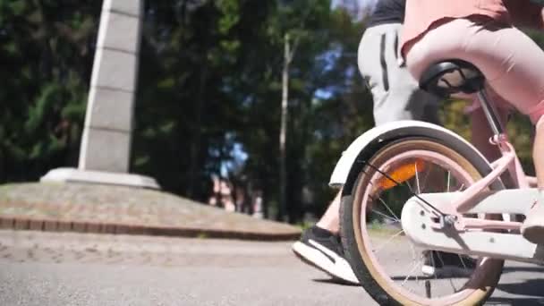 Far Lär Barn Flicka Cykla Utomhus Park Involverade Praktisk Far — Stockvideo