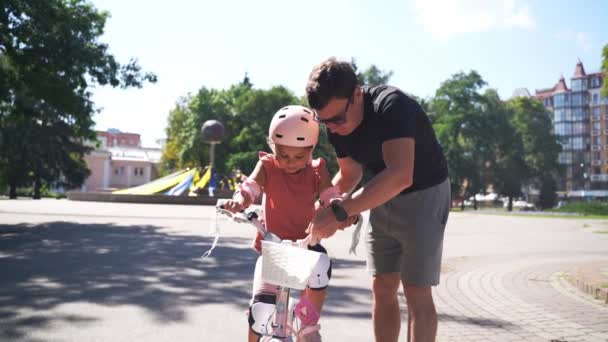 Vader Geeft Kindermeisje Fietsles Een Park Betrokken Hands Vader Krijgen — Stockvideo