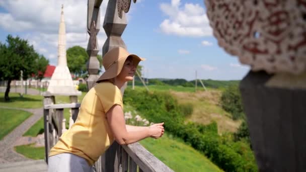 Žena Středního Věku Užívá Letní Slunečný Den Venkově Venkovská Ukrajinská — Stock video