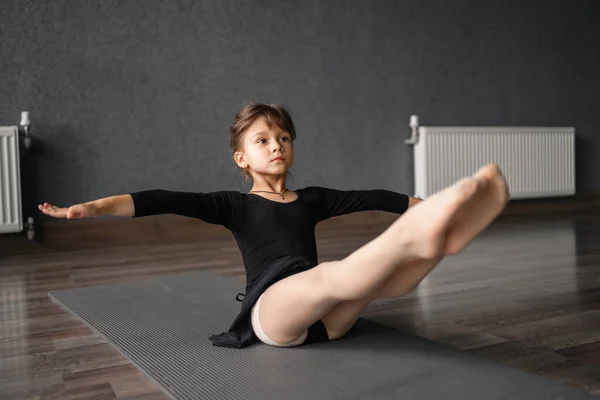Gadis Kecil Melakukan Latihan Sit Untuk Kekuatan Inti Selama Senam Stok Foto Bebas Royalti