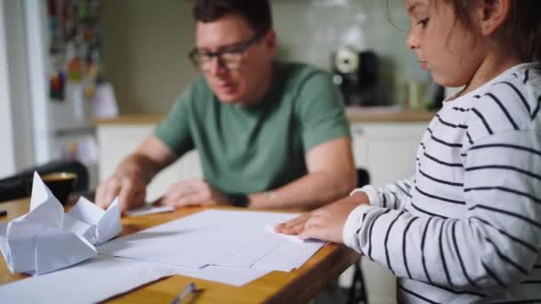 Vader Kind Meisje Doen Samen Origami Ambachten Modern Ouderschap Weekend — Stockvideo