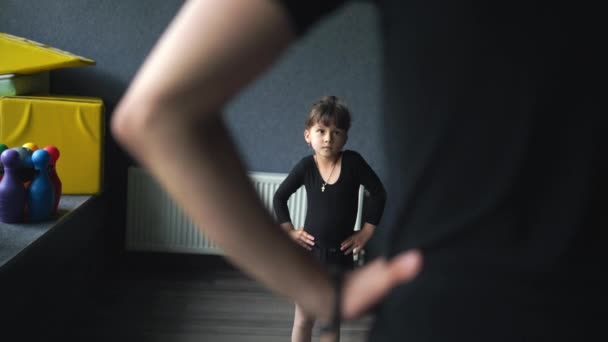 Enfant Fille Debout Costume Sport Noir Studio Danse Pendant Posture — Video