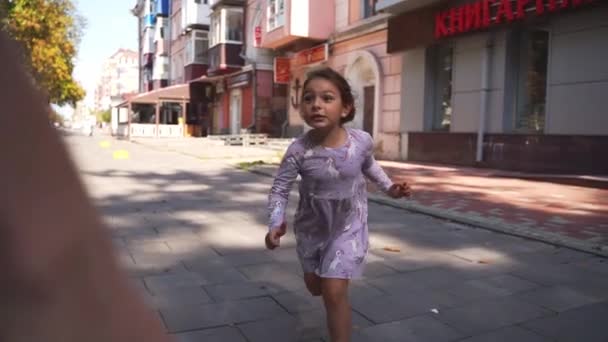 Apa Gyermek Lány Játszik Tag Kergeti Játékot Szabadban Utcán Minőségi — Stock videók