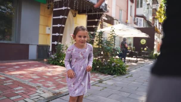 Apa Gyermek Lány Játszik Tag Kergeti Játékot Szabadban Utcán Minőségi — Stock videók