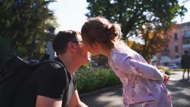 Κόρη Του Παιδιού Φιλάει Τον Πατέρα Μάγουλο Έξω Την Καλοκαιρινή — Αρχείο Βίντεο