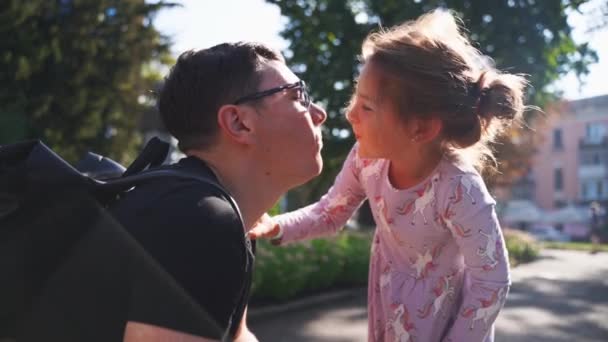 小女儿在亲吻父亲 夏日在户外的脸颊 亲密的家庭关系 现代的父母观念 和孩子在一起的美好时光 高质量的4K镜头 — 图库视频影像