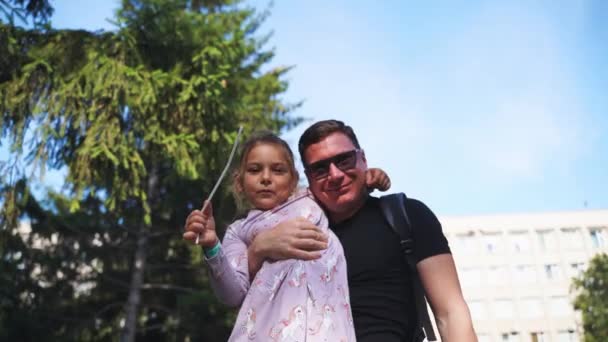Πατέρας Και Παιδί Αγκαλιάζονται Έξω Στους Δρόμους Της Πόλης Ποιοτικός — Αρχείο Βίντεο