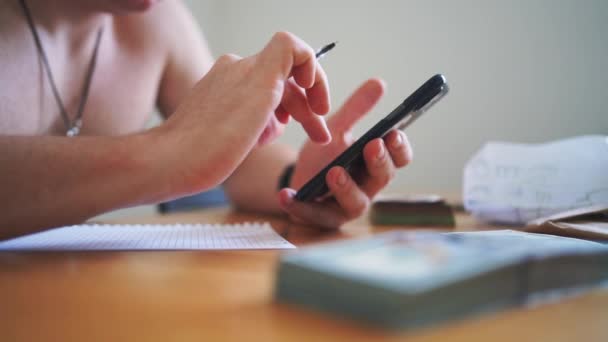 Close Homem Mão Com Telefone Usando Calculadora Para Contar Dinheiro — Vídeo de Stock