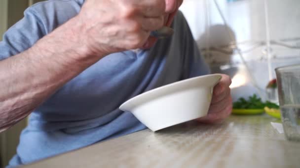 Starszy Pan Zupę Chlebem Zieloną Cebulą Domu Kuchni Szczęśliwej Emerytury — Wideo stockowe