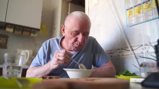 年长的老人在家里厨房里吃着带有面包和青葱的汤 退休快乐 简单的食物 高质量的照片 — 图库视频影像