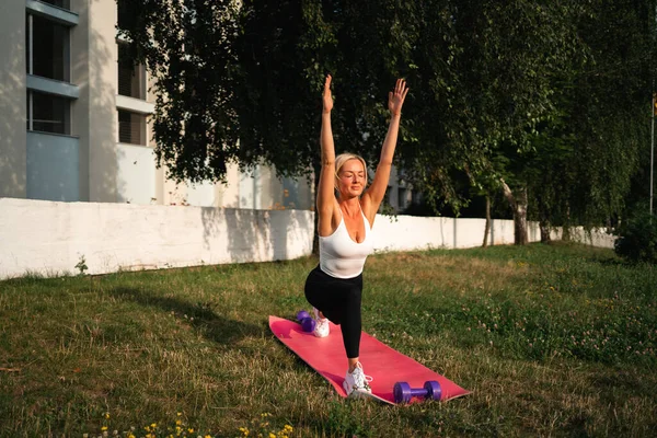 Mulher Caucasiana Bonita Fazendo Alongamento Pilates Joga Livre Uma Cidade — Fotografia de Stock