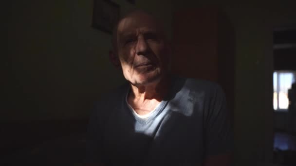 Colpo Alla Testa Anziano Anziano Seduto Triste Solo Una Tasca — Video Stock