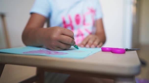 Nahaufnahme Von Kinderhandzeichnungen Mit Buntstiften Oder Wachspastell Hause Basteln Zeichnen — Stockvideo