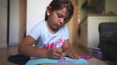 Evde pastel boya ya da balmumu boyayla çocuk eli çizimlerine yakın çekim. El işi, çizim, yaratıcılık ve motor becerileri geliştirmek. Yüksek kalite 4k görüntü