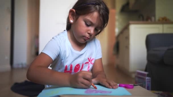 Close Desenho Mão Criança Com Lápis Cera Pastel Cera Casa — Vídeo de Stock