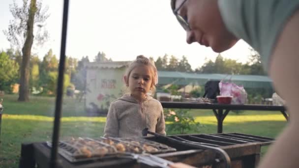 Kaukasischer Familienvater Mittleren Alters Mit Kind Das Grillnetz Dreht Und — Stockvideo