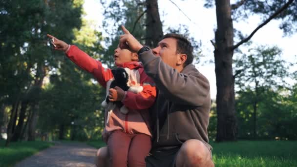 Padre Con Niña Bosque Observando Naturaleza Las Aves Moderna Paternidad — Vídeos de Stock