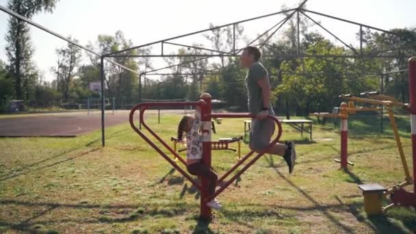 Padre Con Niña Haciendo Deportes Aire Libre Gimnasio Del Parque — Vídeo de stock