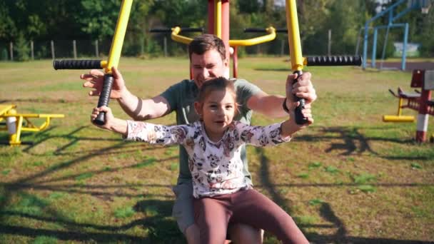 Padre Con Niña Haciendo Deportes Aire Libre Gimnasio Del Parque — Vídeos de Stock