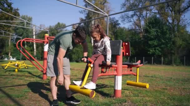 Отец Девочка Используют Тренажерный Зал Открытом Воздухе Парке Здоровый Активный — стоковое видео