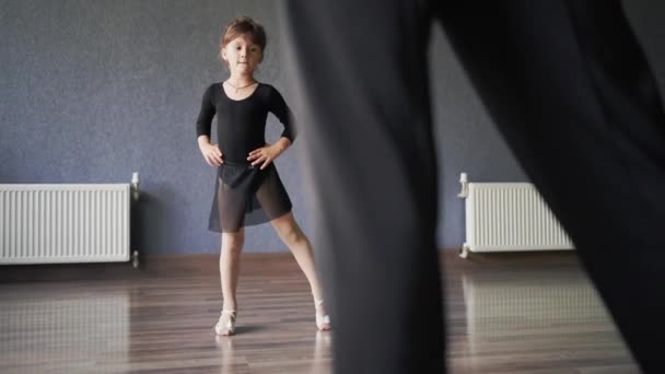 Kind Meisje Staat Zwarte Sport Bodysuit Dansstudio Tijdens Training Houding — Stockvideo
