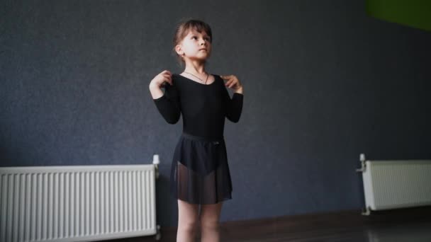 小女孩穿着黑色运动服站在舞蹈演播室里训练姿势 5岁的学龄前儿童 健康的身体发展 高质量的照片 — 图库视频影像