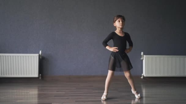 Дитяча Дівчинка Стоїть Чорному Спортивному Костюмі Танцювальній Студії Під Час — стокове відео