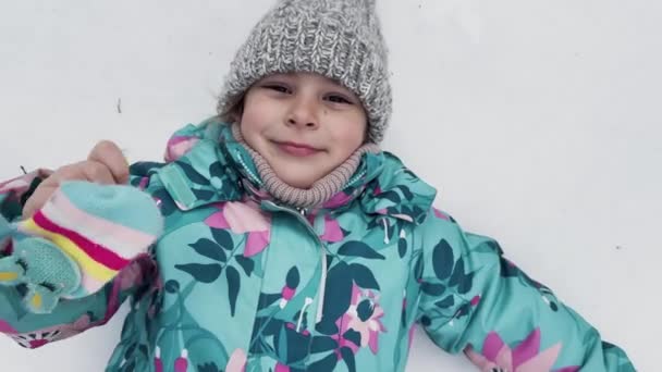 Dítě Dívka Zimním Oblečení Ležící Bílém Sněhu Dělat Sníh Anděl — Stock video
