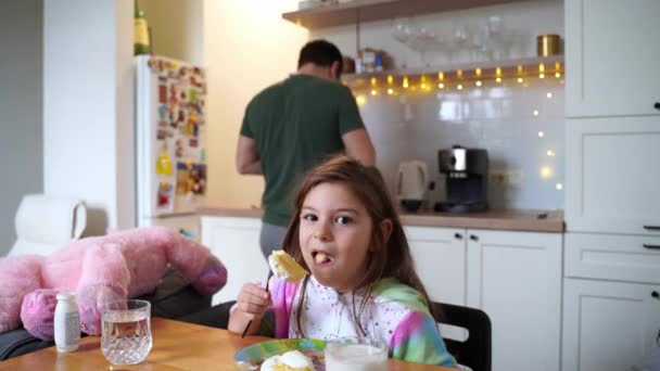 Dziewczynka Domu Podczas Gdy Ojciec Gotuje Przygotowuje Kawę Nowoczesne Ojcostwo — Wideo stockowe