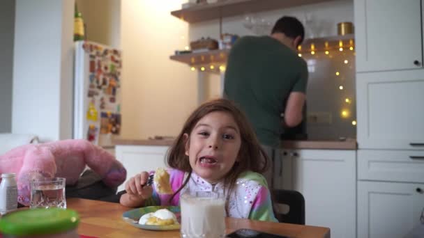 Enfant Fille Manger Maison Pendant Que Père Cuisine Prépare Café — Video