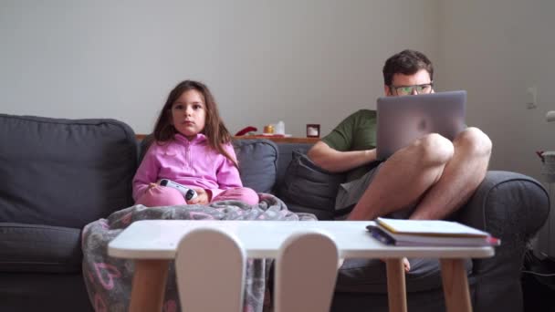Dítě Dívka Let Hraje Videohry Pohovce Zatímco Otec Pracuje Notebookem — Stock video