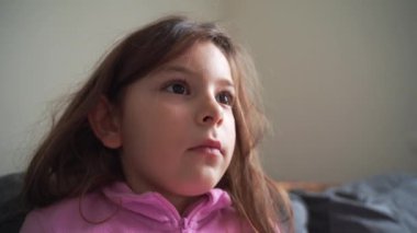 Kafkasyalı bir kızın evde televizyon seyrederken, ekran bağımlısı olurken yakın plan fotoğrafı. Yüksek kalite 4k görüntü