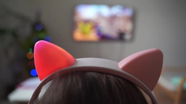 Kanepede Oturup Video Oyunu Oynayan Çizgi Film Izleyen Bir Kızın — Stok video