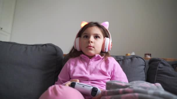 Menina Criança Entediada Sofá Casa Jogando Videogames Foto Alta Qualidade — Vídeo de Stock