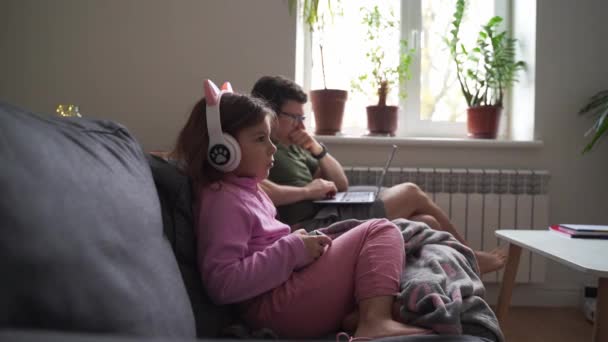 Menina Criança Anos Idade Jogando Videogames Sofá Enquanto Pai Trabalha — Vídeo de Stock