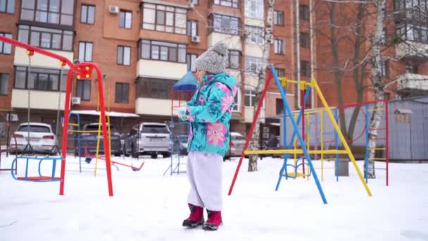 Gyermek Lány Játszik Hóban Játszótér Télen Éves Kiváló Minőségű Fénykép — Stock videók
