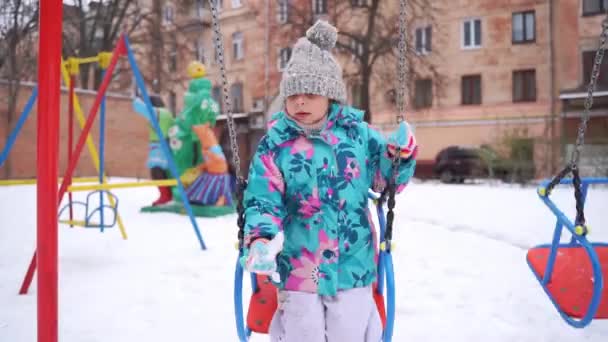 Gyermek Lány Játszik Hóban Játszótér Télen Éves Kiváló Minőségű Fénykép — Stock videók